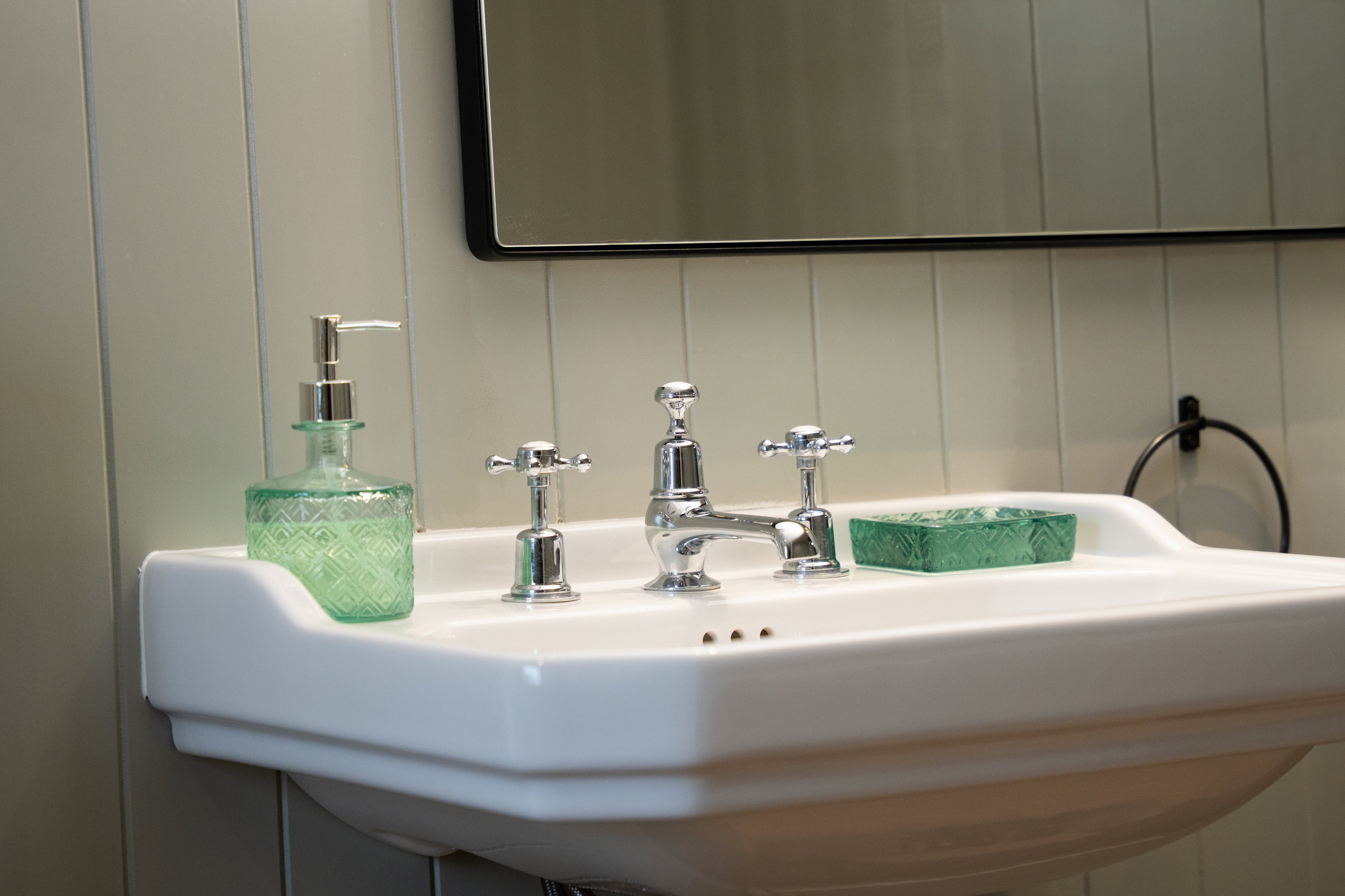 How to Create an Eco-Friendly Bathroom with Recycled Glass Accessories