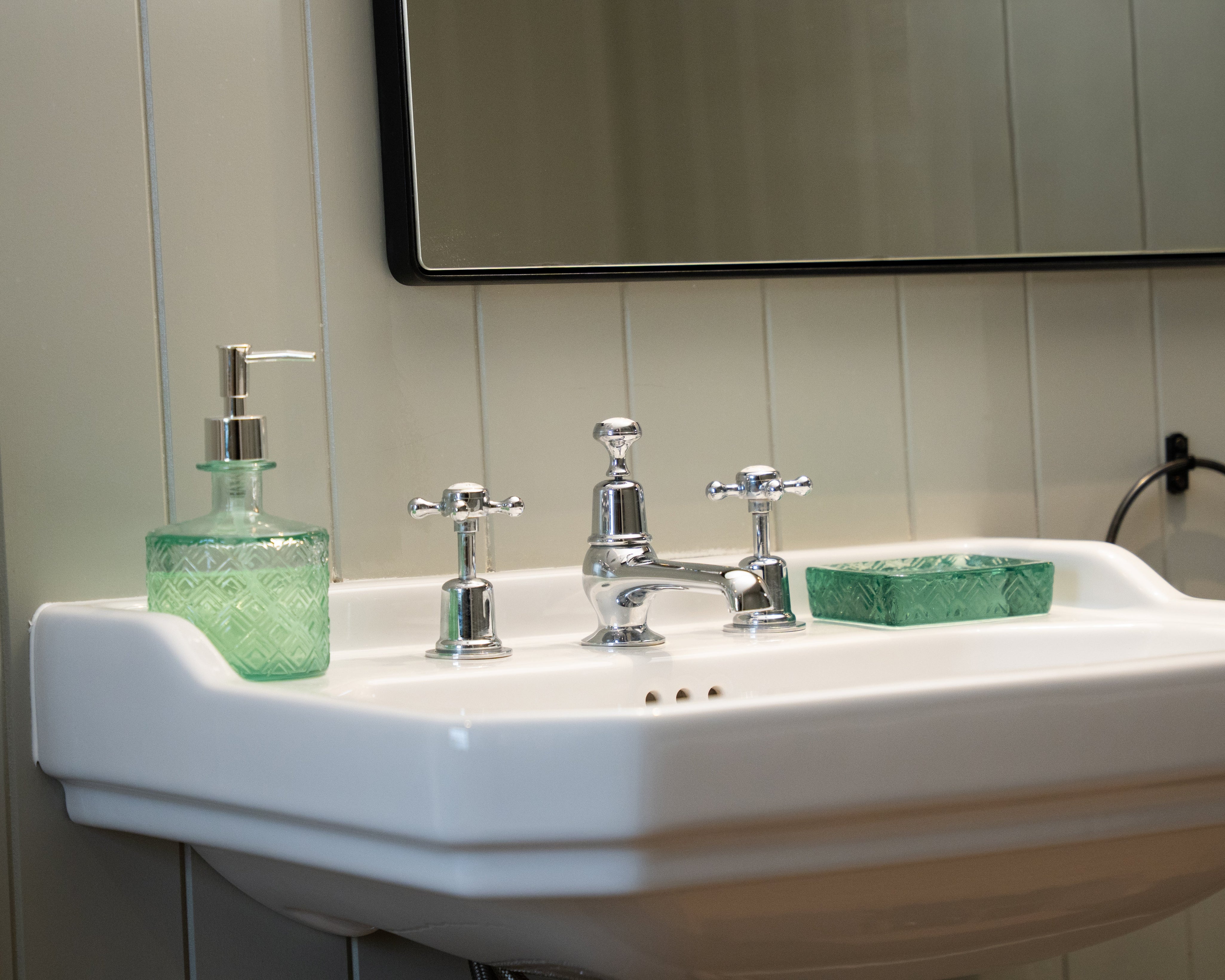 How to Create an Eco-Friendly Bathroom with Recycled Glass Accessories