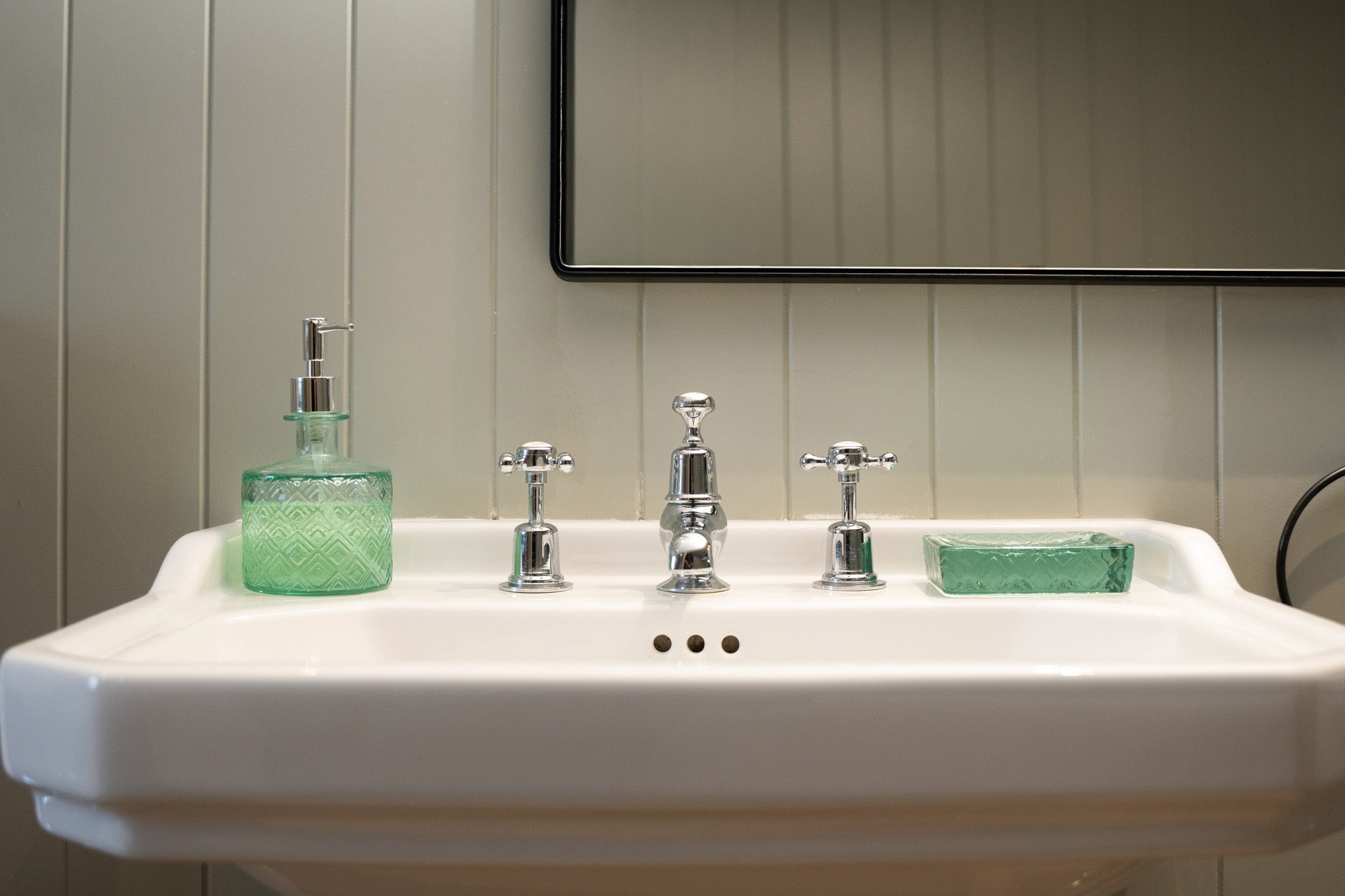 How to Create an Eco-Friendly Bathroom with Recycled Glass Accessories
